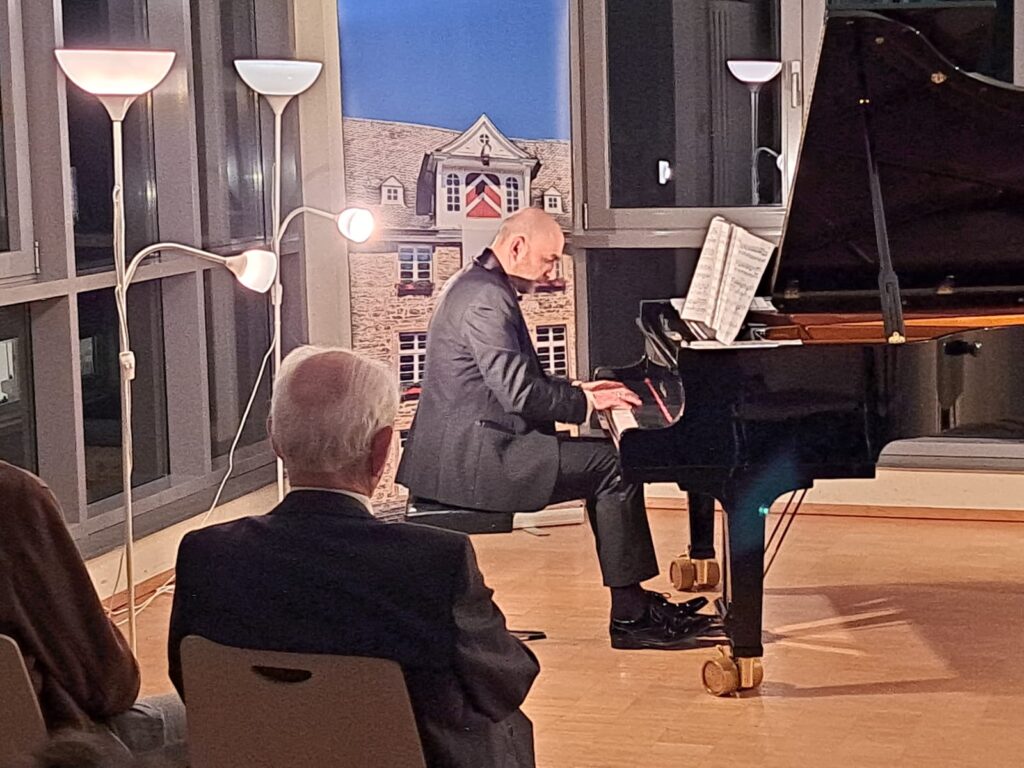 Wojciech Waleczek ist ein polnischer Pianist, bekannt durch seine kompromißlosigen Stellungnahme zur Aufführungskunst. Der im Jahre 1980 geborene Musiker ist in den letzten Jahren auf ausgedehnten Konzertreisen innerhalb und außerhalb Europas unterwegs, wobei er sowohl symphonische Konzerte als auch Solo- und Kammermusik aufführt. Im Jahr 2017 verlieh der Minister für Kultur und Nationales Erbe dem preisgekrönten Pianisten die Ehrenauszeichnung "Verdienter der polnischen Kultur" und 2023 die Bronzemedaille "Verdienter der polnischen Kultur Gloria Artis". Auβer seiner Konzerttätigkeit arbeitet Wojciech Waleczek auch als Professor an der Schlesischen Universität in Katowice. Im Vortragsprogramm werden wir die Werke der größten Komponisten aller Zeiten hören, vom Barock bis ins 20. Jahrhundert. Neben Werken, die ursprünglich für Klavier geschrieben wurden, enthält das Konzert auch Transkriptionen von Sinfonie-, Geigen- und Orgelwerken.